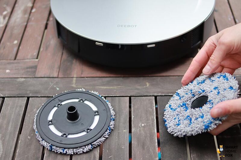 Die Wischpads des Ecovacs Deebot X1 OMNI Saugroboters sind in der Nahaufnahme zu sehen